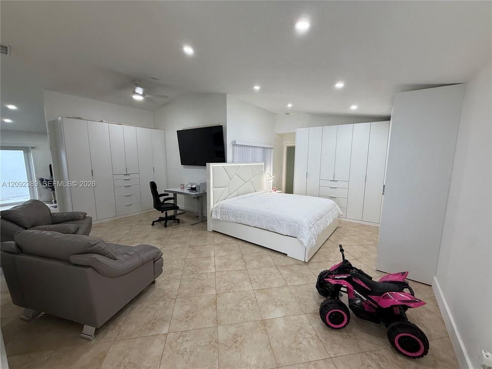 For Sale: $610,000 (3 beds, 2 baths, 1577 Square Feet)