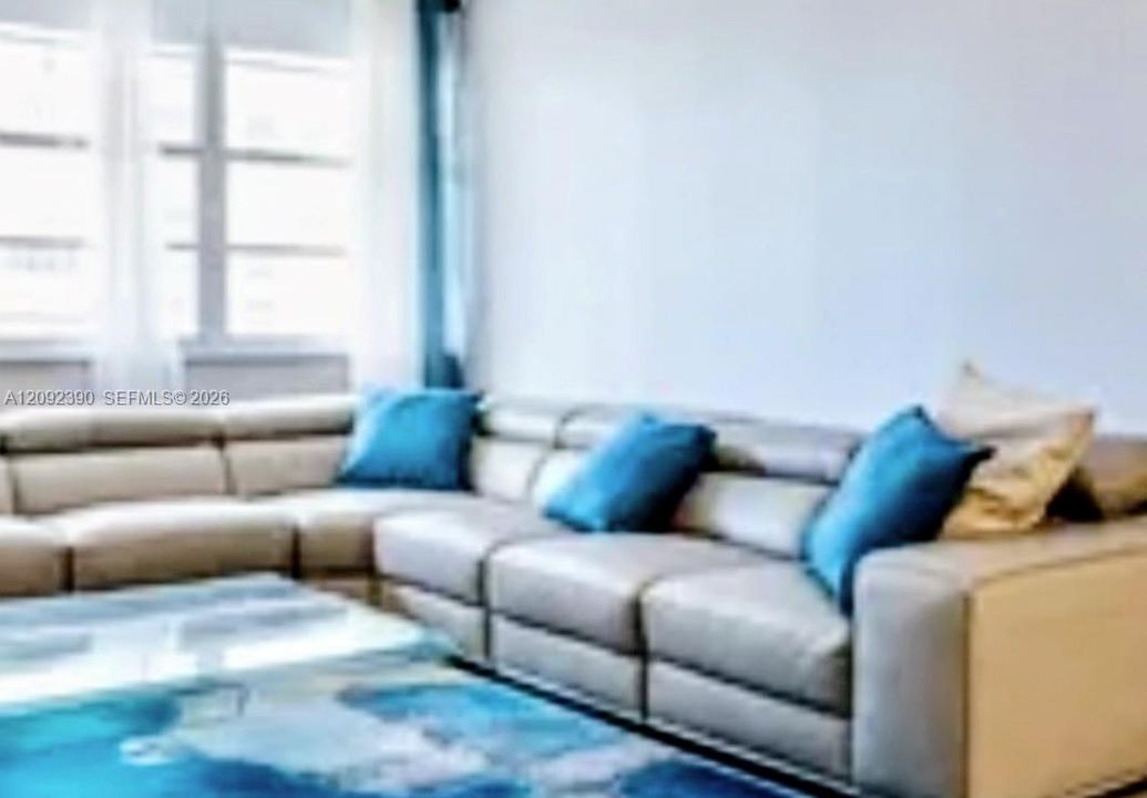 For Sale: $379,000 (2 beds, 2 baths, 1087 Square Feet)