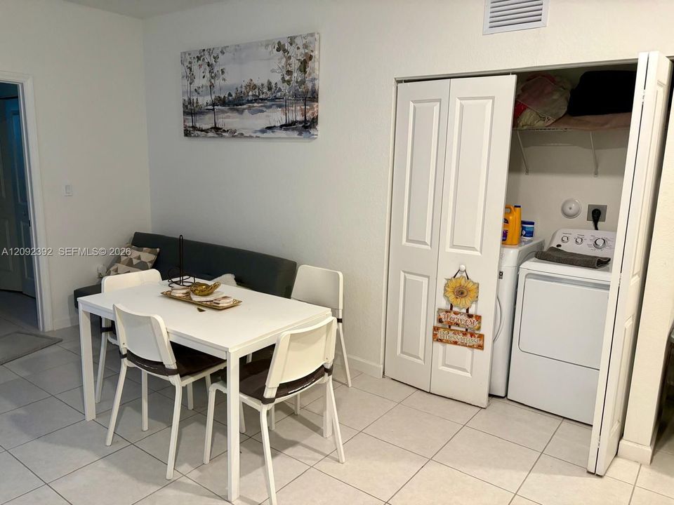 Activo con contrato: $3,400 (3 camas, 2 baños, 3139 Pies cuadrados)