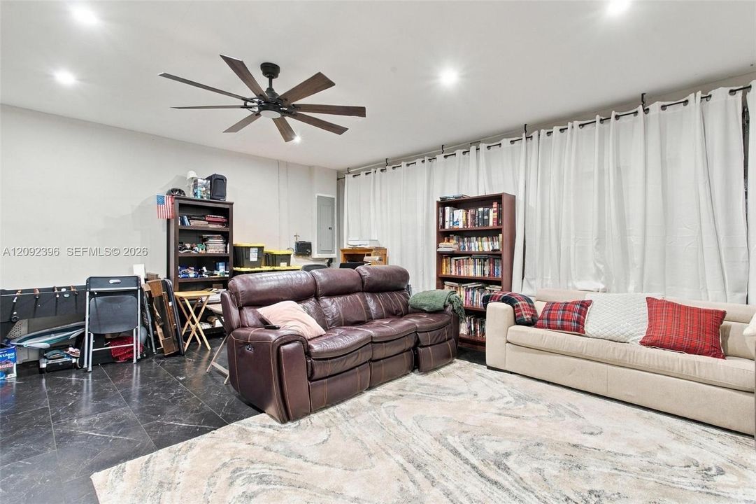 Flex-Space/ Garage