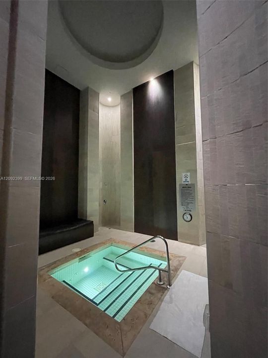 Hot Tub / High Ceiling