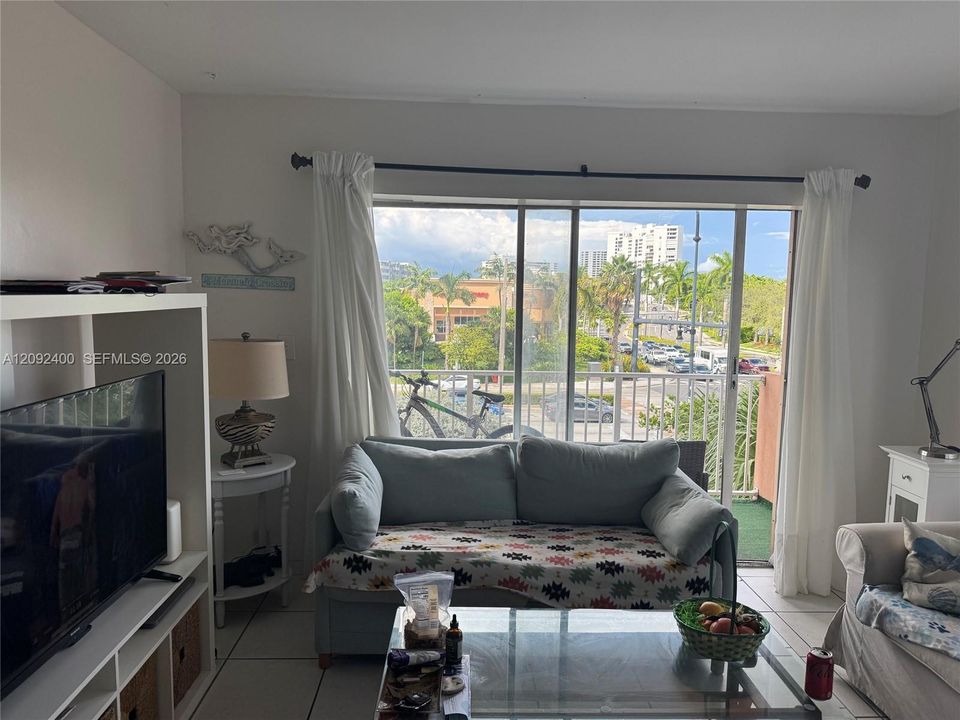 For Sale: $190,000 (1 beds, 1 baths, 580 Square Feet)