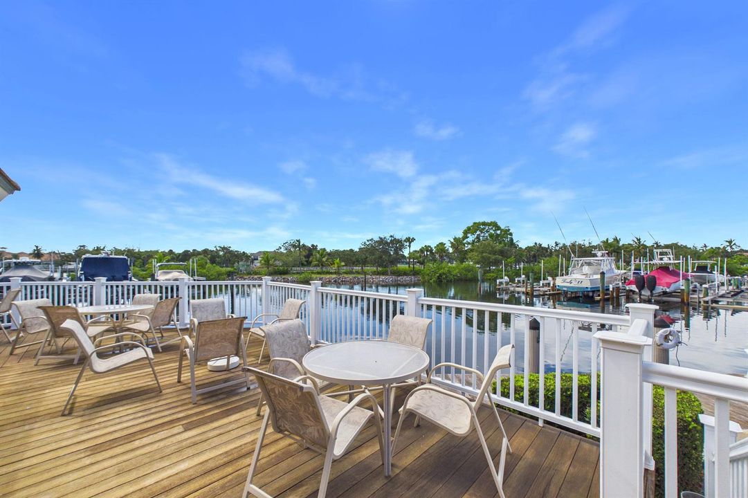 Marina Clubhose Deck