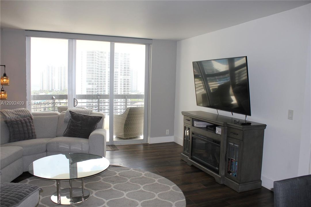 For Rent: $3,800 (2 beds, 2 baths, 1353 Square Feet)