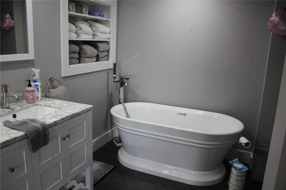 For Rent: $3,800 (2 beds, 2 baths, 1353 Square Feet)