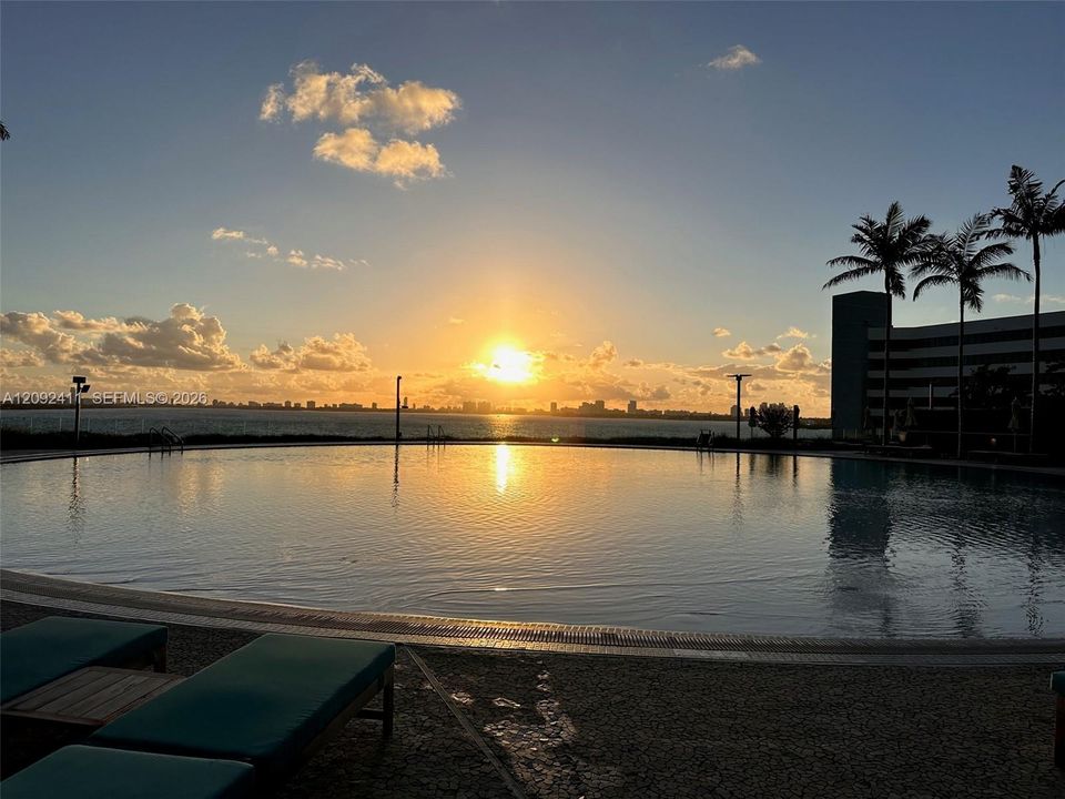 For Sale: $869,500 (1 beds, 2 baths, 1055 Square Feet)