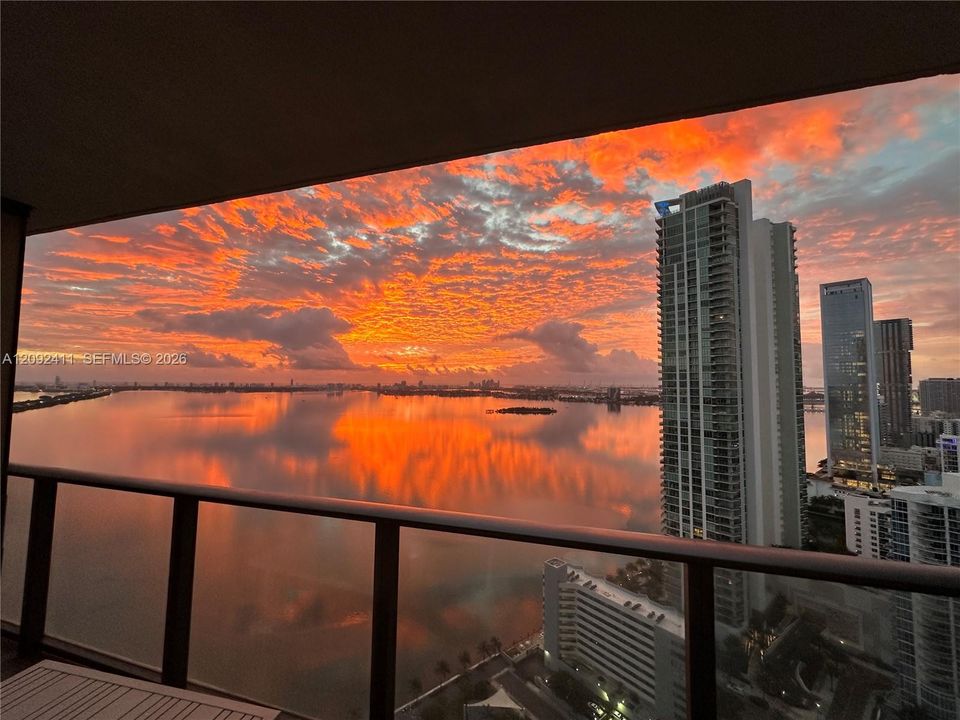 For Sale: $869,500 (1 beds, 2 baths, 1055 Square Feet)