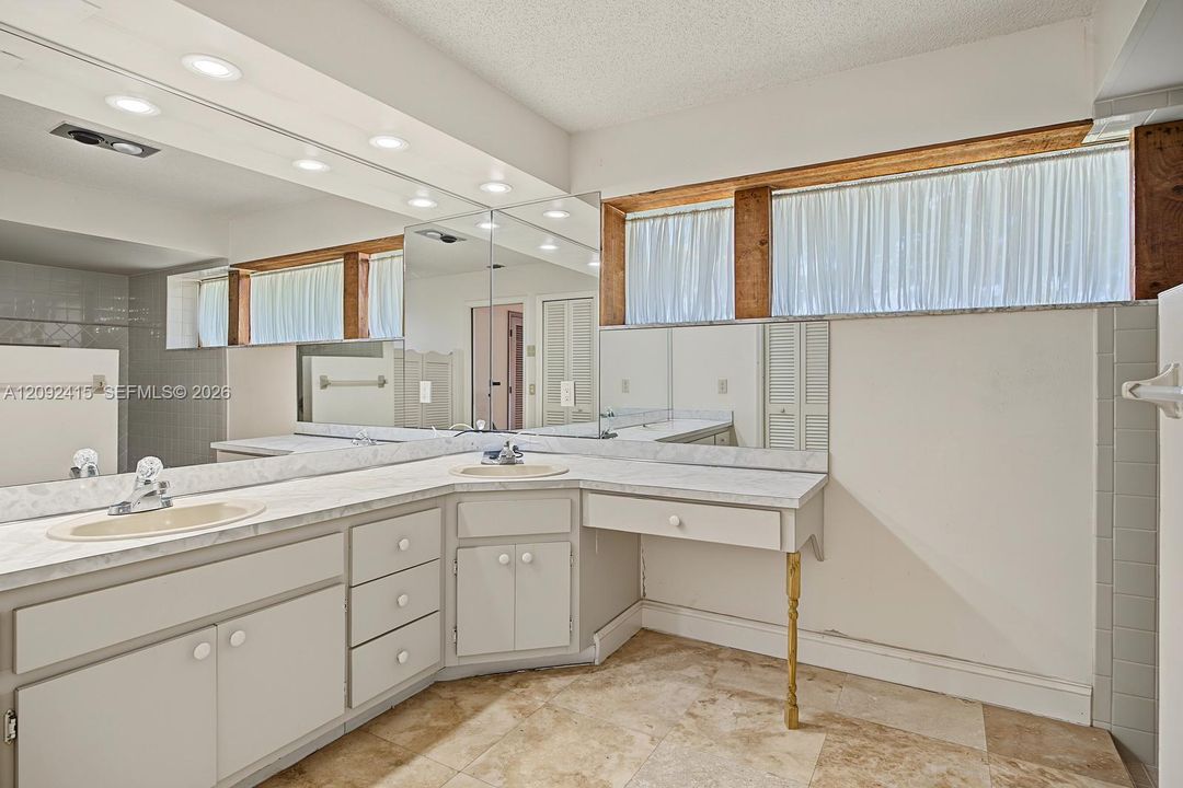En Venta: $824,900 (4 camas, 3 baños, 2819 Pies cuadrados)