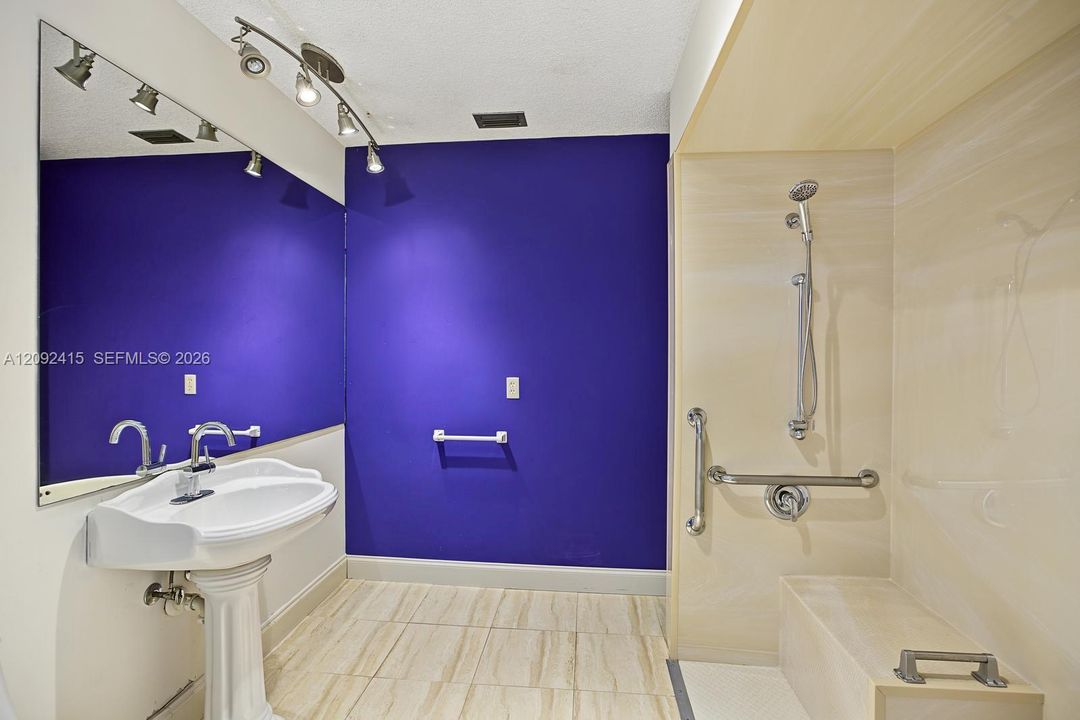 En Venta: $824,900 (4 camas, 3 baños, 2819 Pies cuadrados)