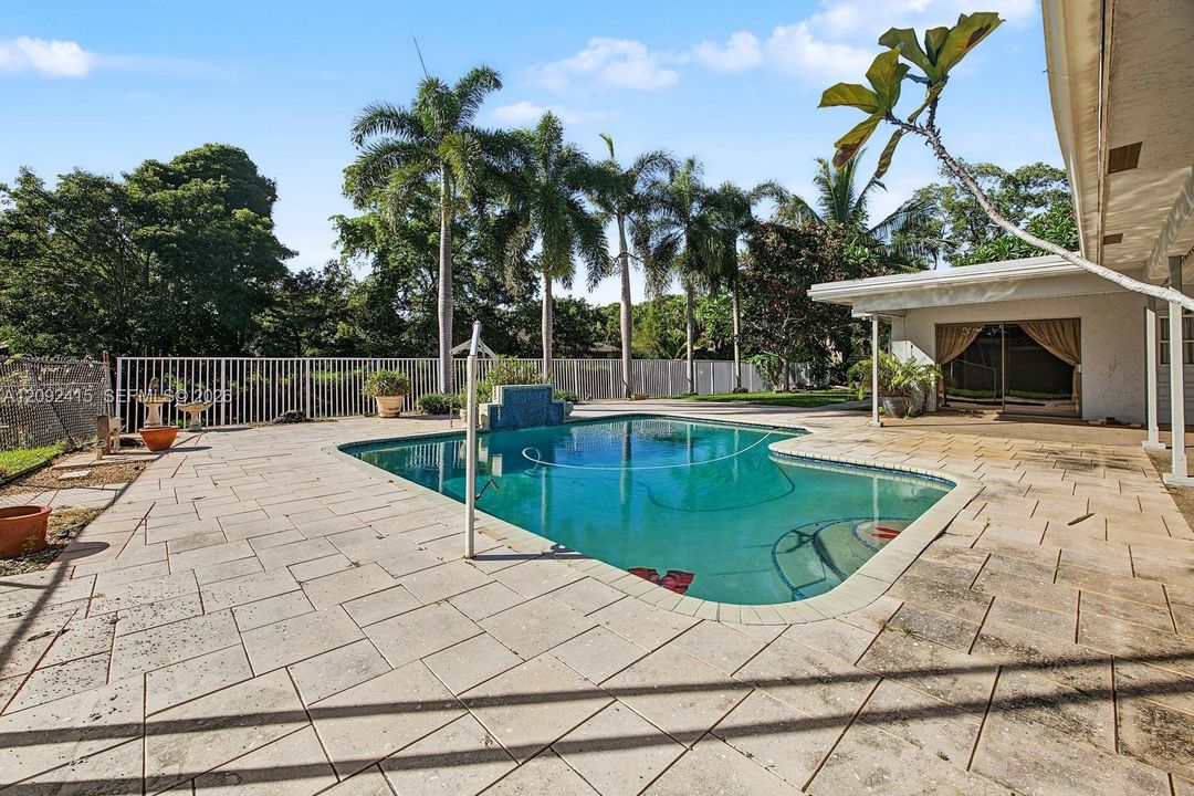 En Venta: $824,900 (4 camas, 3 baños, 2819 Pies cuadrados)