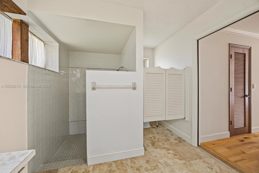 En Venta: $824,900 (4 camas, 3 baños, 2819 Pies cuadrados)