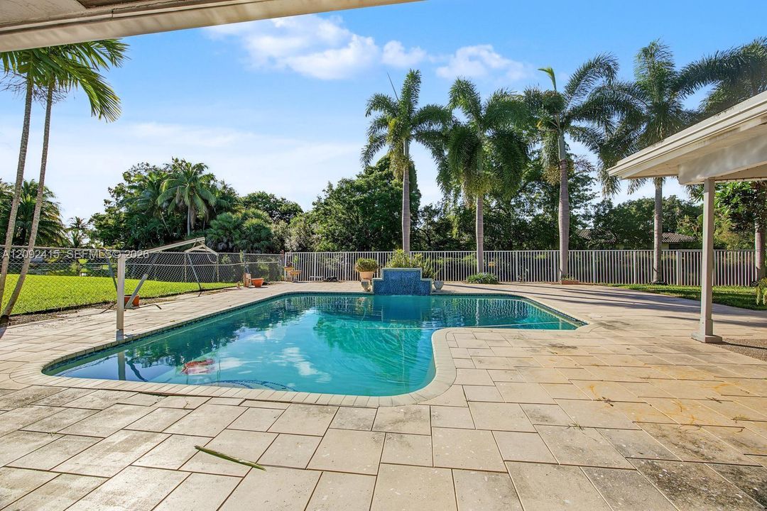 En Venta: $824,900 (4 camas, 3 baños, 2819 Pies cuadrados)