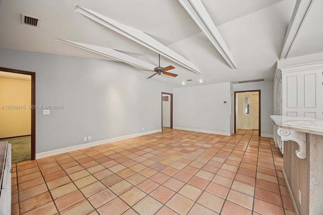 En Venta: $824,900 (4 camas, 3 baños, 2819 Pies cuadrados)