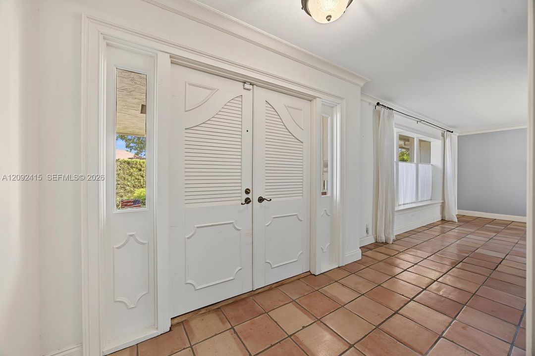 En Venta: $824,900 (4 camas, 3 baños, 2819 Pies cuadrados)