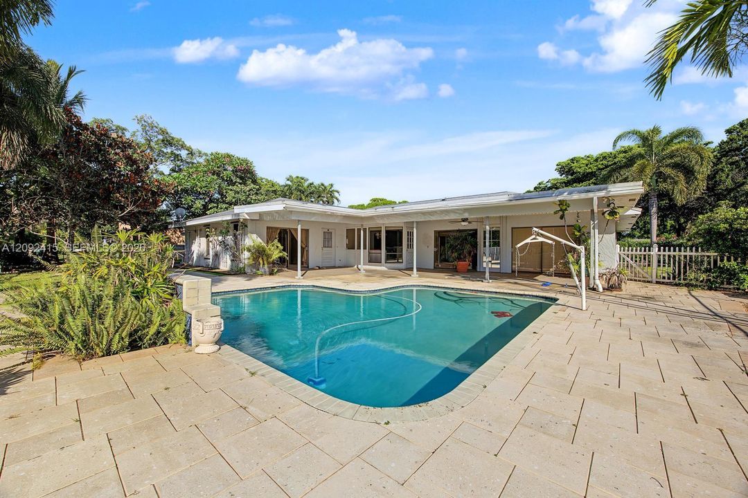 En Venta: $824,900 (4 camas, 3 baños, 2819 Pies cuadrados)