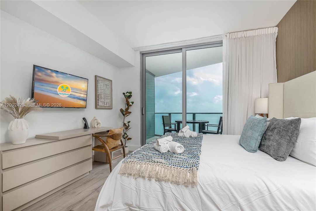 For Sale: $869,990 (2 beds, 2 baths, 1136 Square Feet)