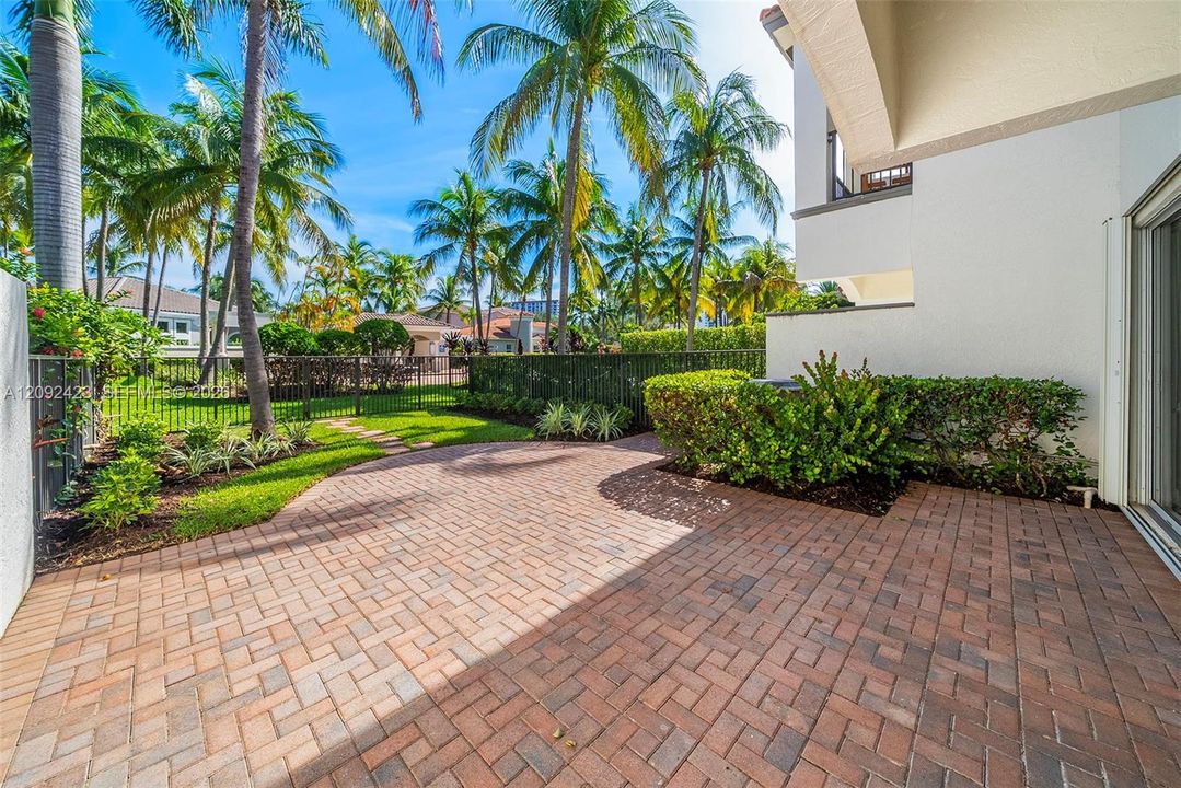 En Venta: $996,000 (3 camas, 2 baños, 2804 Pies cuadrados)