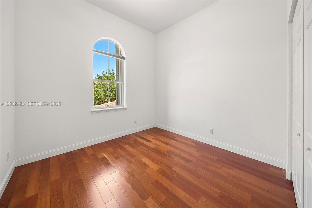 En Venta: $996,000 (3 camas, 2 baños, 2804 Pies cuadrados)