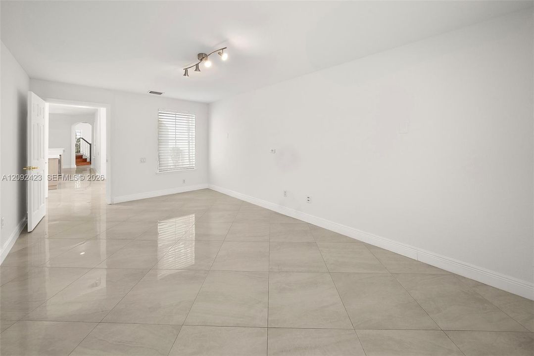 En Venta: $996,000 (3 camas, 2 baños, 2804 Pies cuadrados)