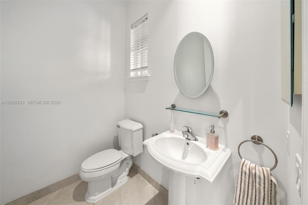 En Venta: $996,000 (3 camas, 2 baños, 2804 Pies cuadrados)