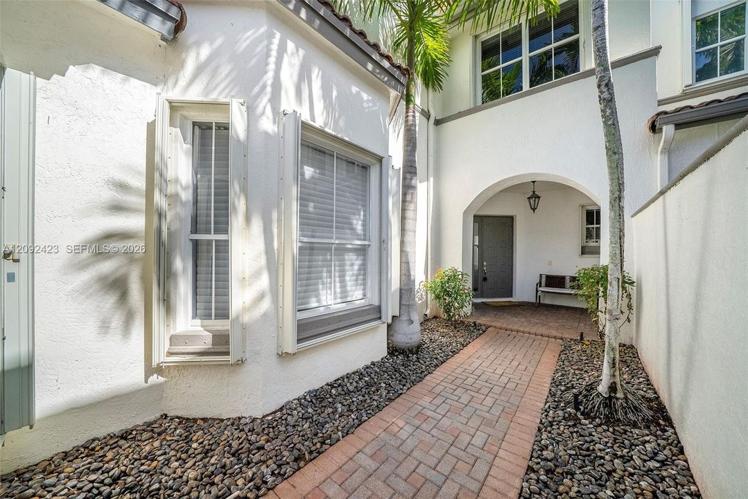 En Venta: $996,000 (3 camas, 2 baños, 2804 Pies cuadrados)