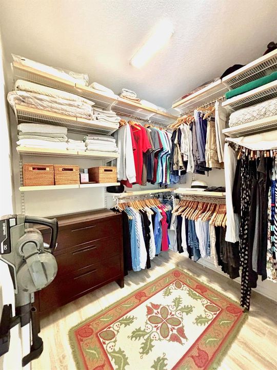 WALKING CLOSET