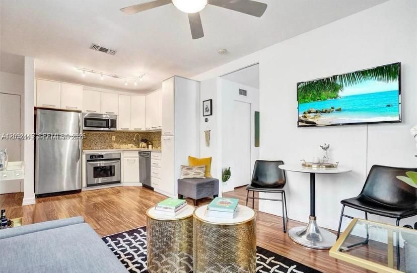 For Rent: $2,500 (1 beds, 1 baths, 430 Square Feet)