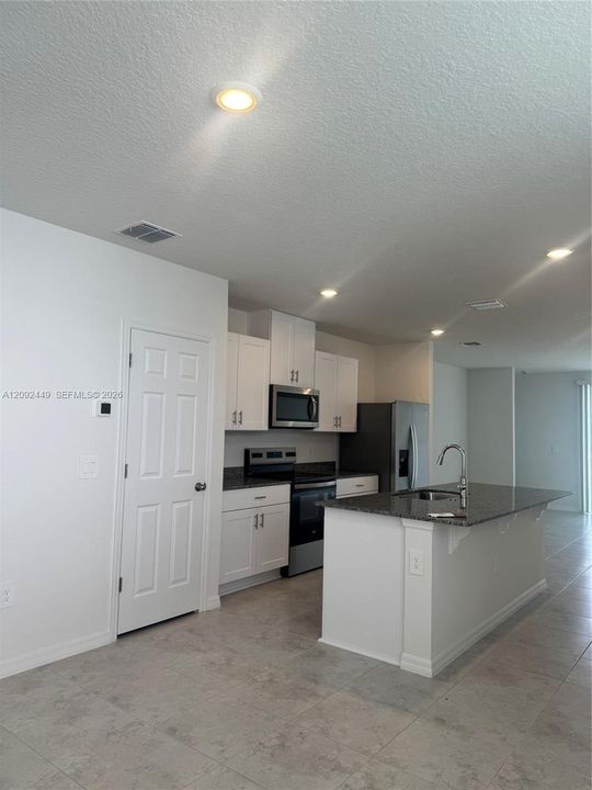 For Rent: $2,000 (3 beds, 2 baths, 1484 Square Feet)