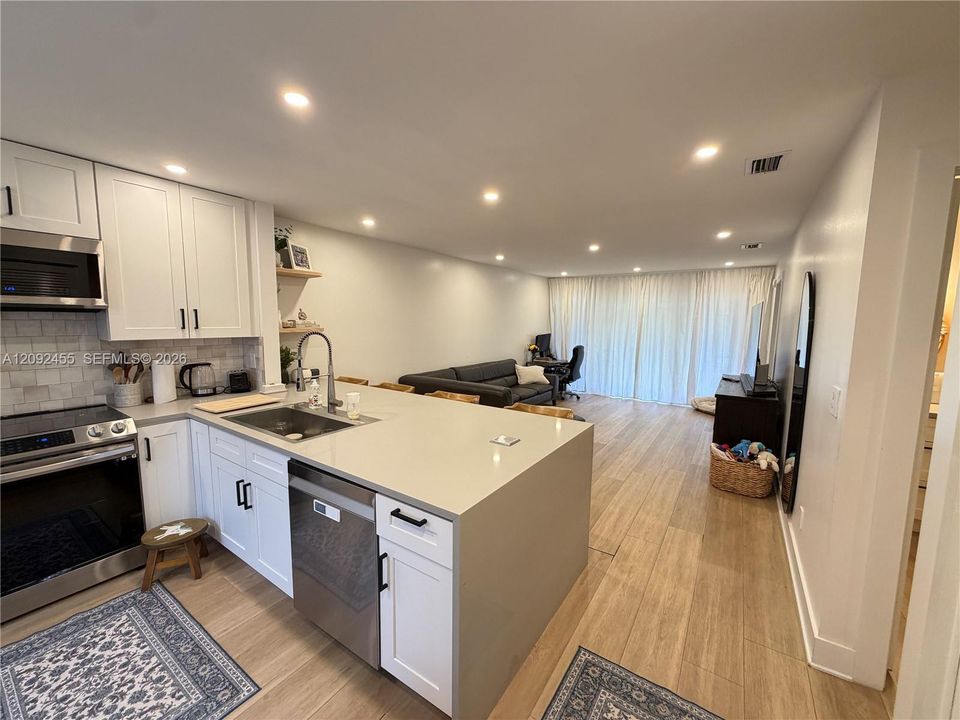 For Sale: $330,000 (2 beds, 2 baths, 987 Square Feet)