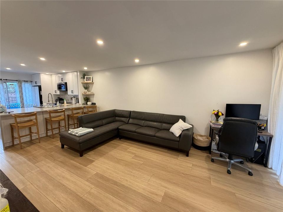 For Sale: $330,000 (2 beds, 2 baths, 987 Square Feet)