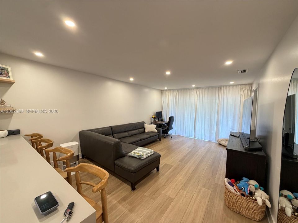 For Sale: $330,000 (2 beds, 2 baths, 987 Square Feet)