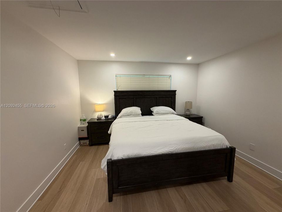For Sale: $330,000 (2 beds, 2 baths, 987 Square Feet)