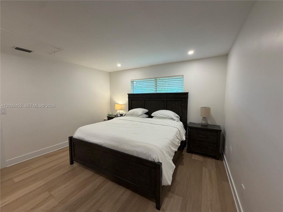 For Sale: $330,000 (2 beds, 2 baths, 987 Square Feet)