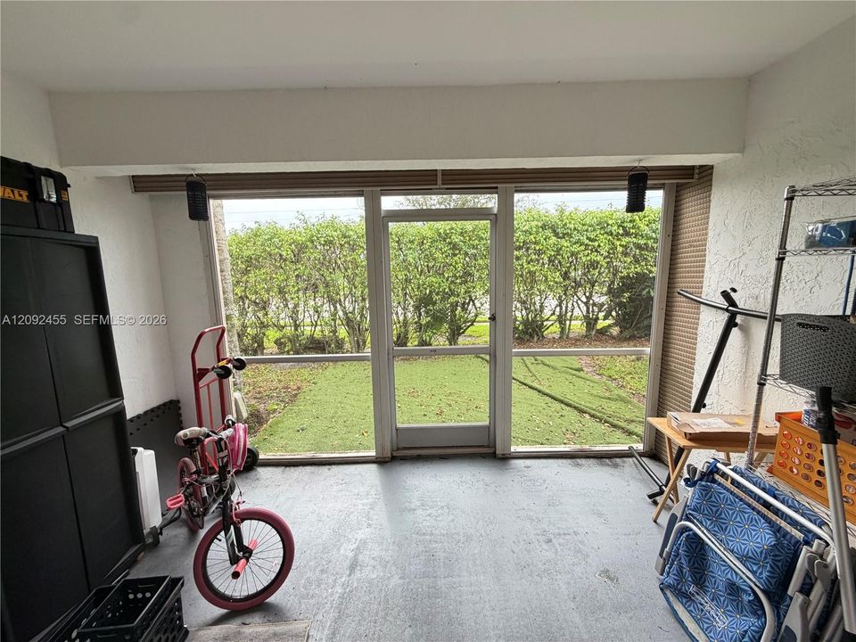 For Sale: $330,000 (2 beds, 2 baths, 987 Square Feet)