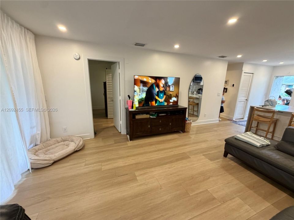 For Sale: $330,000 (2 beds, 2 baths, 987 Square Feet)