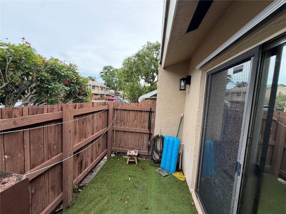 For Sale: $330,000 (2 beds, 2 baths, 987 Square Feet)