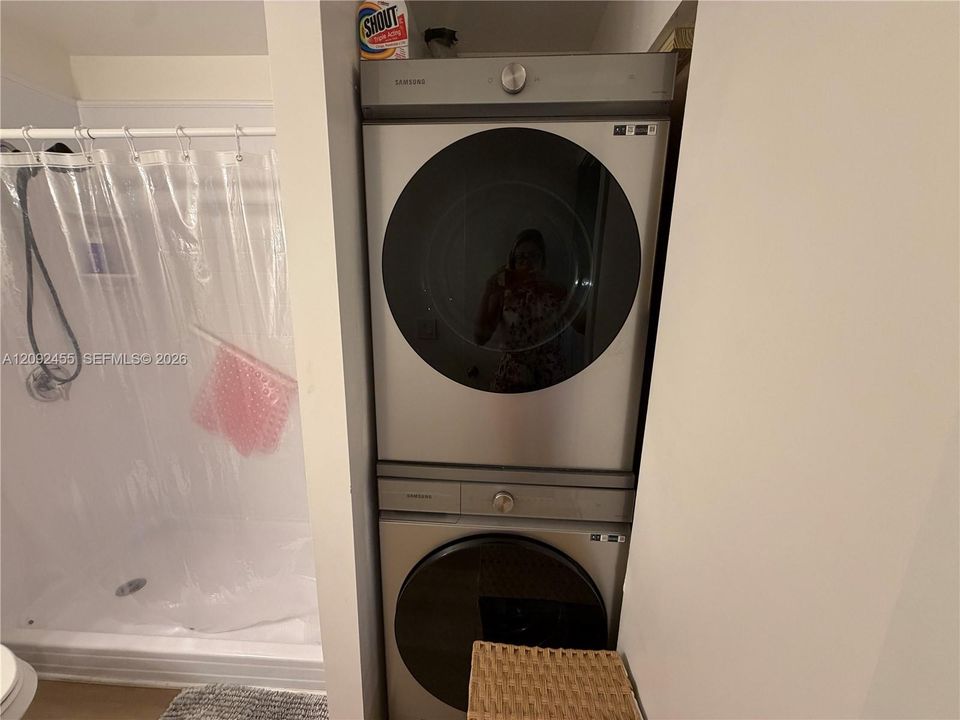 For Sale: $330,000 (2 beds, 2 baths, 987 Square Feet)