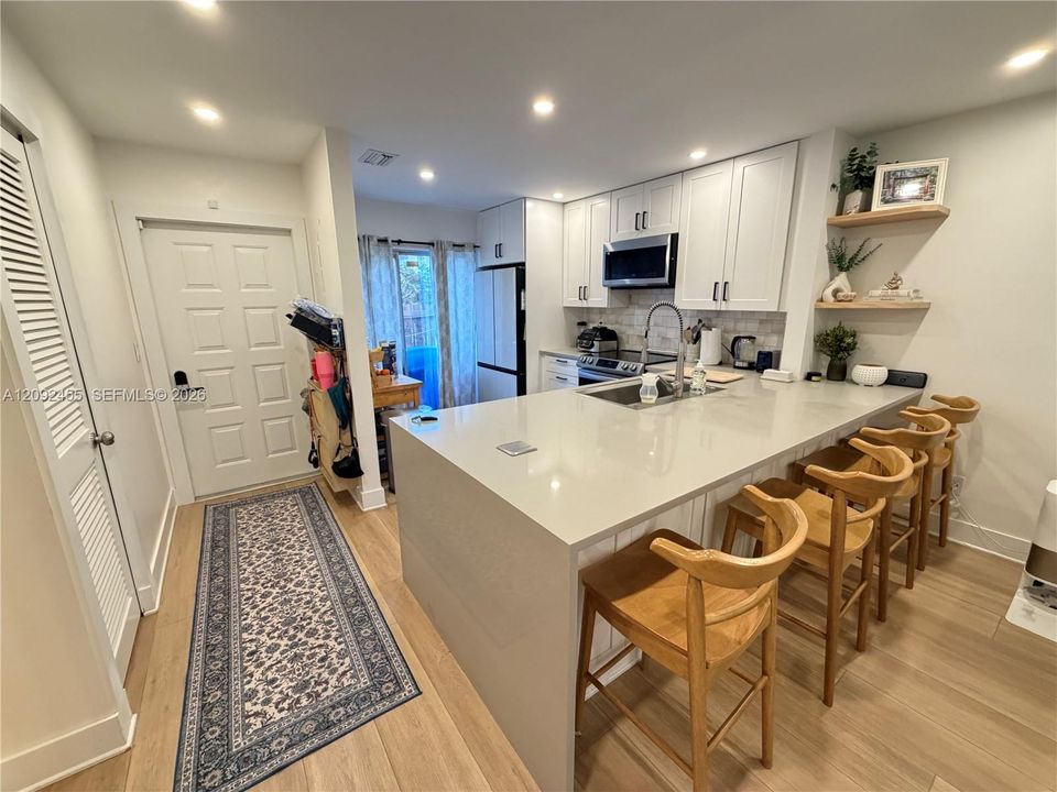 For Sale: $330,000 (2 beds, 2 baths, 987 Square Feet)