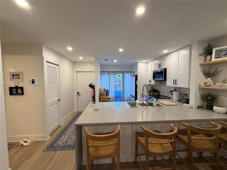 For Sale: $330,000 (2 beds, 2 baths, 987 Square Feet)