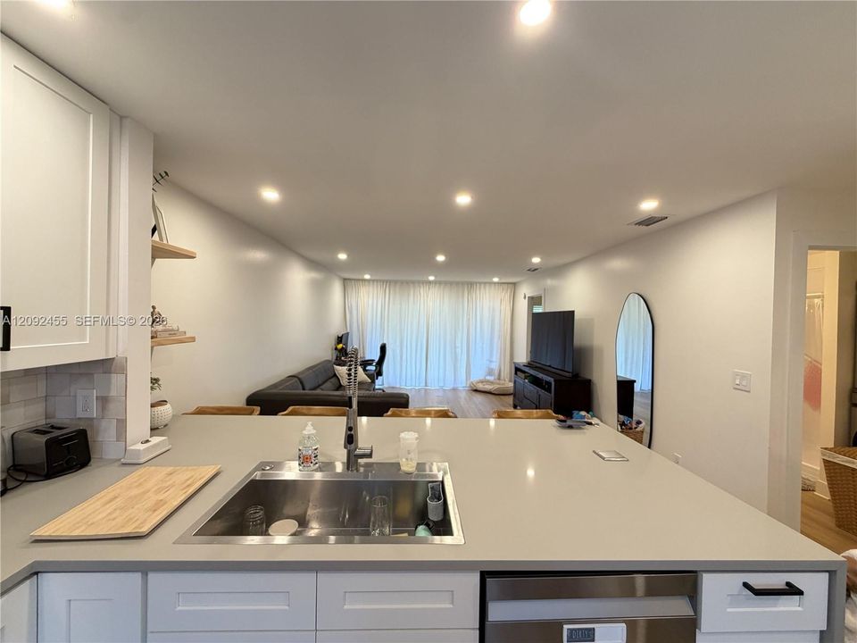 For Sale: $330,000 (2 beds, 2 baths, 987 Square Feet)