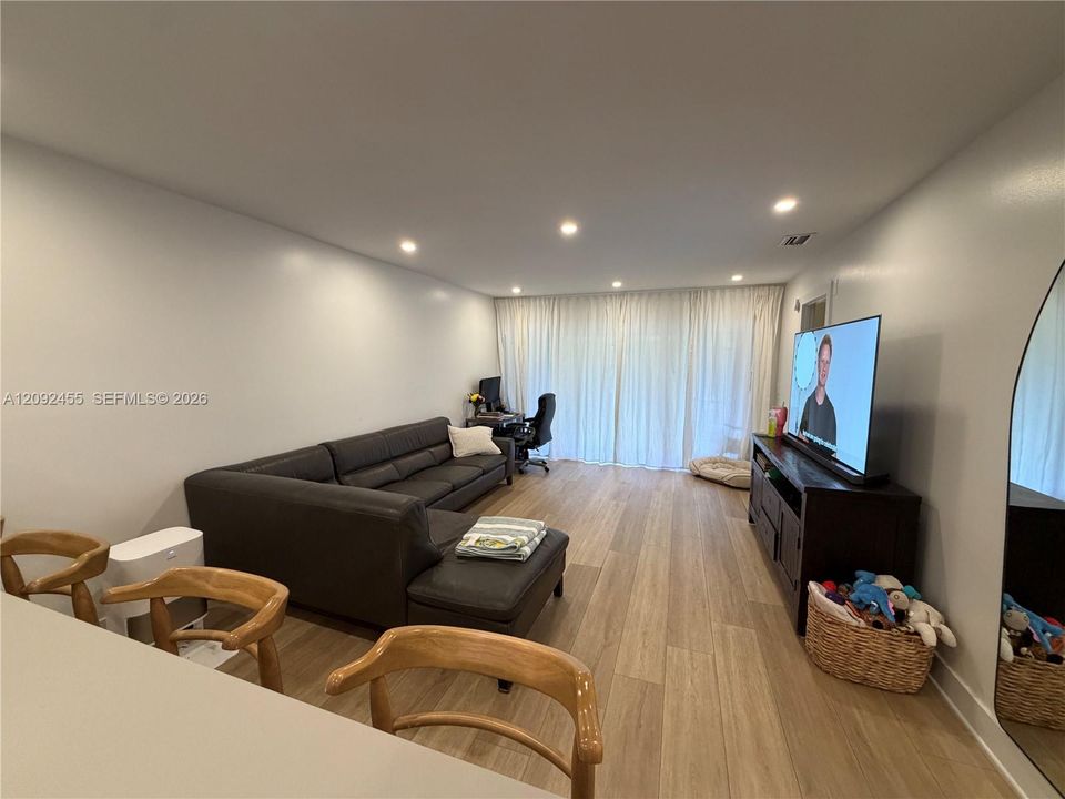 For Sale: $330,000 (2 beds, 2 baths, 987 Square Feet)