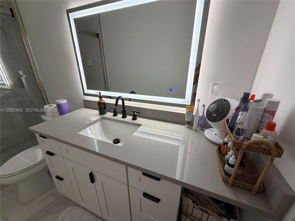 For Sale: $330,000 (2 beds, 2 baths, 987 Square Feet)