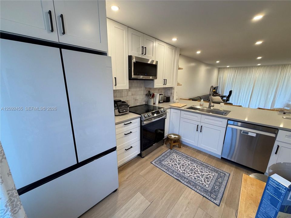 For Sale: $330,000 (2 beds, 2 baths, 987 Square Feet)
