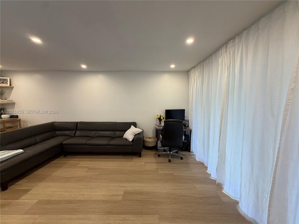 For Sale: $330,000 (2 beds, 2 baths, 987 Square Feet)