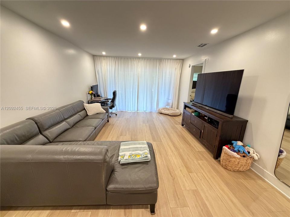 For Sale: $330,000 (2 beds, 2 baths, 987 Square Feet)