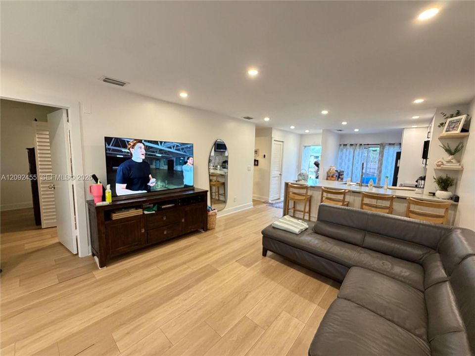 For Sale: $330,000 (2 beds, 2 baths, 987 Square Feet)