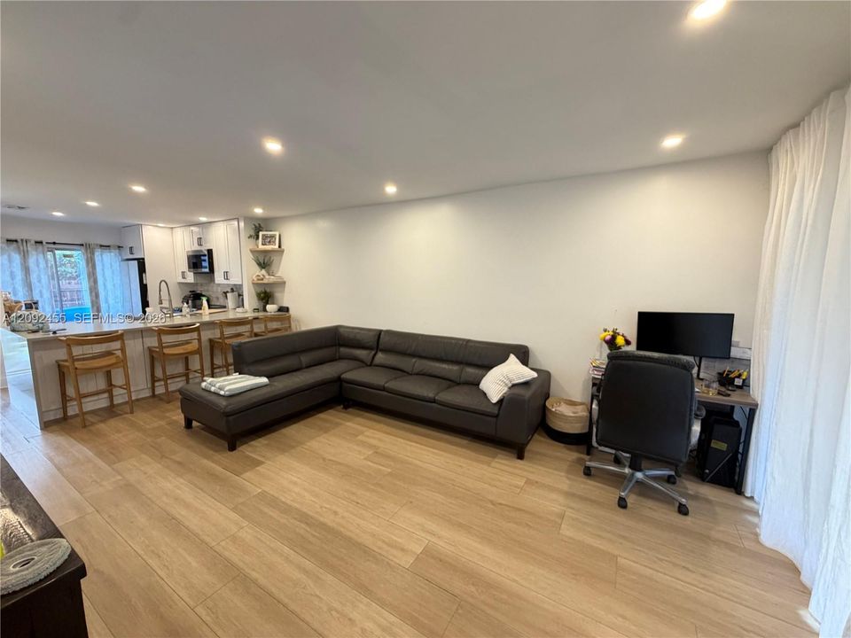 For Sale: $330,000 (2 beds, 2 baths, 987 Square Feet)