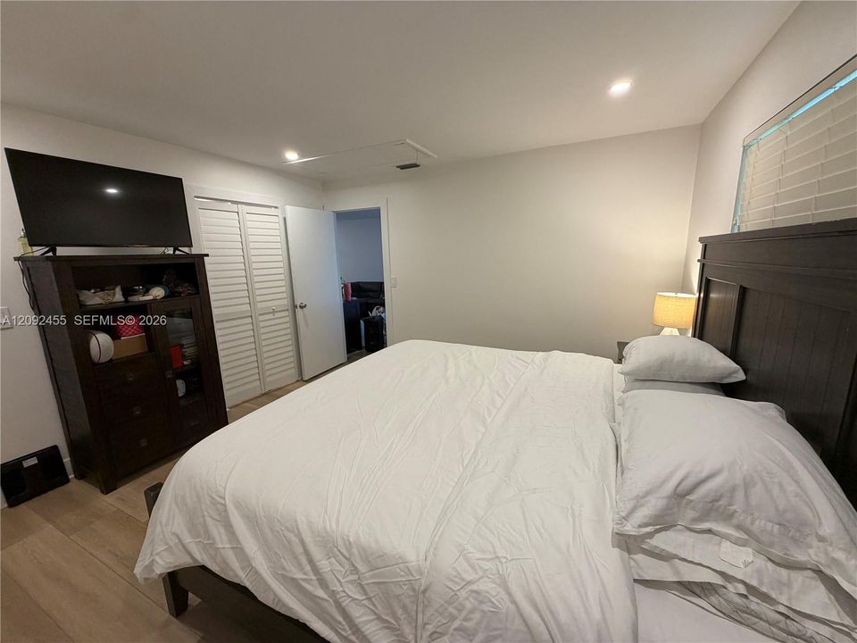 For Sale: $330,000 (2 beds, 2 baths, 987 Square Feet)