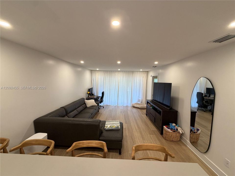 For Sale: $330,000 (2 beds, 2 baths, 987 Square Feet)