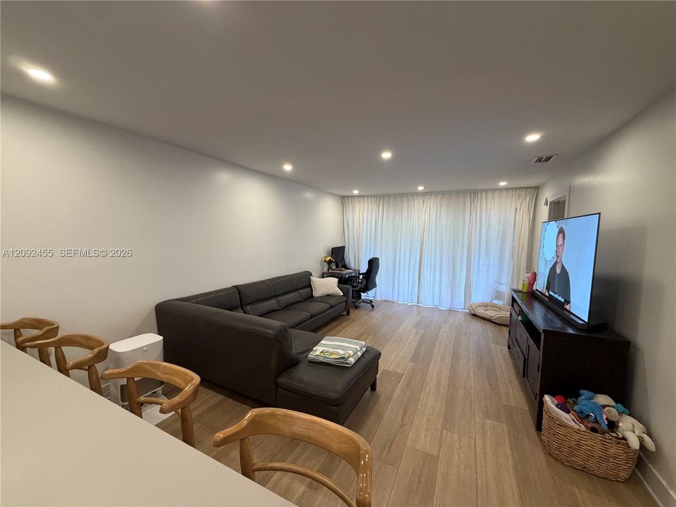 For Sale: $330,000 (2 beds, 2 baths, 987 Square Feet)